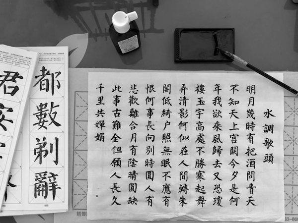 Quelle est l'importance des motifs floraux dans la peinture traditionnelle chinoise ?